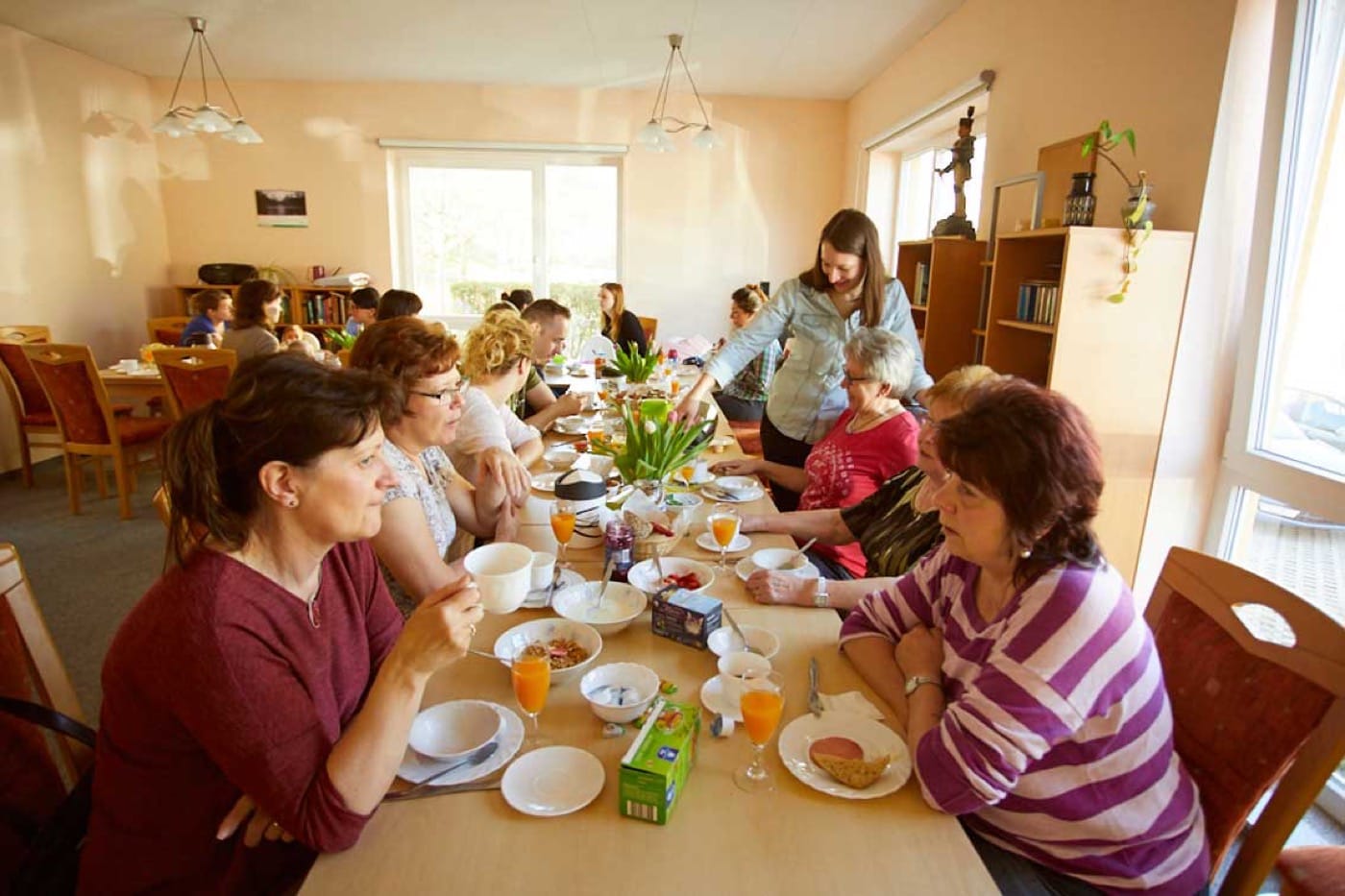 Quartiersmanagerin Sarah Meyer gießt den Teilnehmern beim Frühstück in Schwarzenberg Kaffee ein