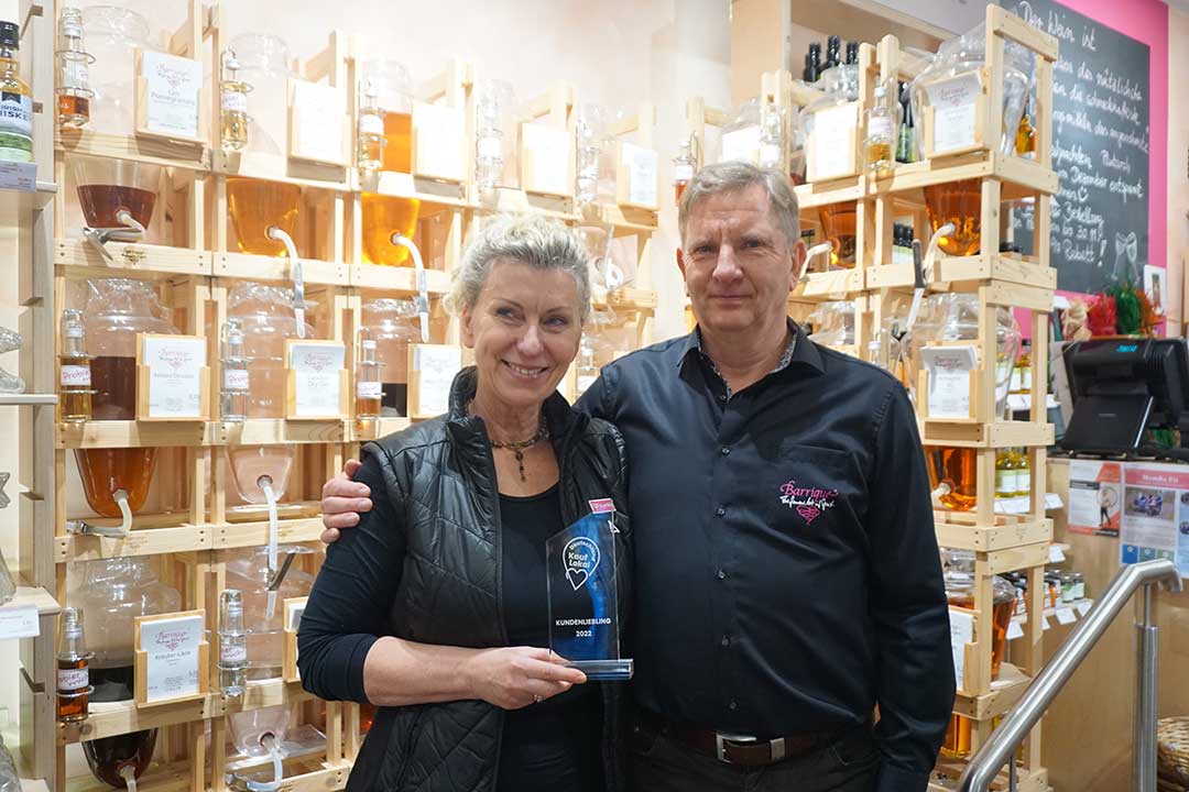 Die Gewinner:innen des Kauf Lokal Awards in Brandenburg freuen sich über den Preis.