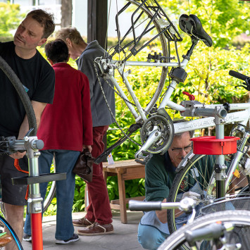 Hier werden zum Beispiel Fahrräder fit gemacht. (Bild: Repair-Café in der Gustav-Adolf-Kirche München)