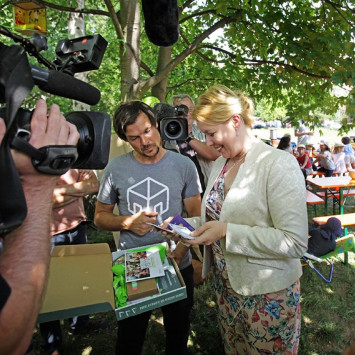 Michael Vollmann und Familienministerin Giffey schauen sich die Mitmach-Box an (Bild: Amac Garbe / nebenan.de Stiftung)