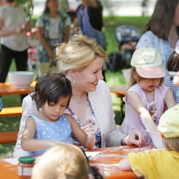 Familienministerin Franziska Giffey knetet am Tag der Nachbarn Brotteig mit Kindern (Bild: Amac Garbe / nebenan.de Stiftung)
