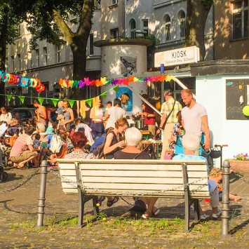 In Köln auf dem Nikolausplatz feiern die Nachbarn am Büdchen (Bild: Jennifer Kiowsky / nebenan.de Stiftung)