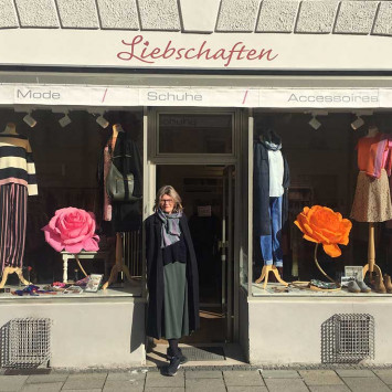 Birgit steht stolz vor ihrem Laden (Bild: privat)