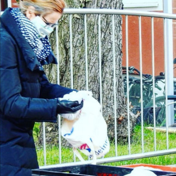 Eine Nachbarin packt sich Lebensmittel ein (Bild: Susanne Hummel)