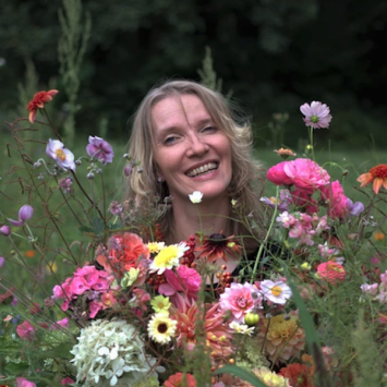 Susanne in ihrem Blumengarten