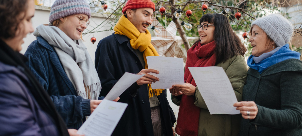 Nachbar:innen singen gemeinsam Weihnachtslieder
