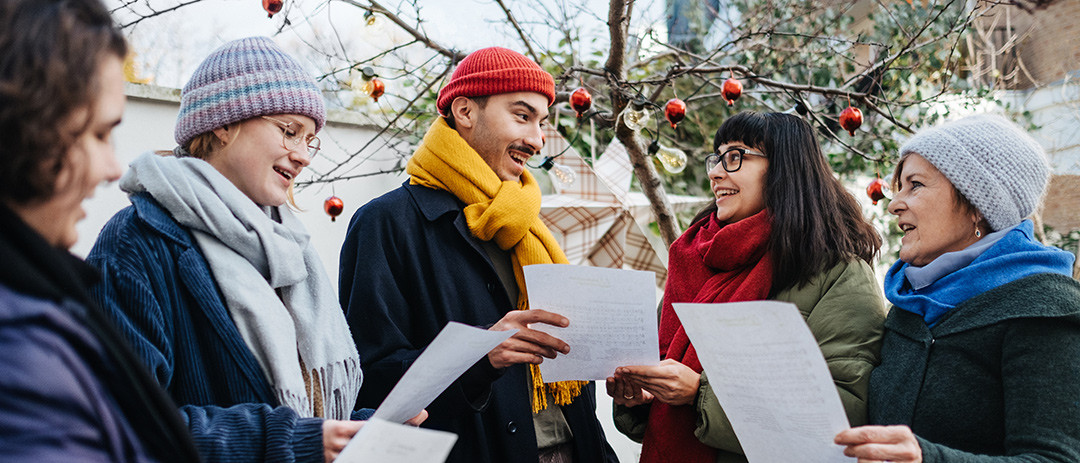 Nachbar:innen singen gemeinsam Weihnachtslieder