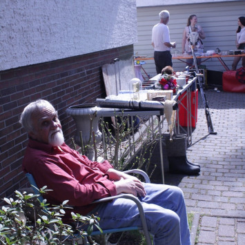 Einige Nachbarn schlossen sich auf einem Hof zu einem gemeinsamen Flohmarkt zusammen (Bild: nebenan.de)