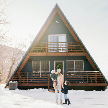 Ab in den Winterurlaub: In diesem Jahr geht es für viele Familien in die Berge. (Bild: Airbnb)