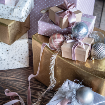 Weihnachtsgeschenke mit Verpackungen in gold, silber, rosa und glitzer