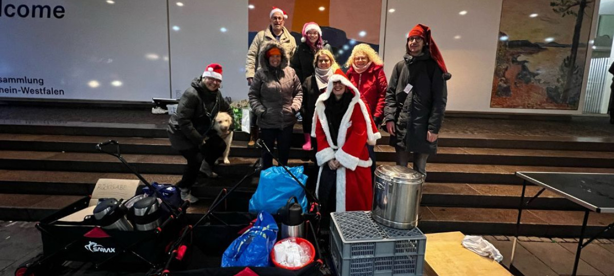 Das Team vom Giveback e.V. mit Bollerwagen, Essen und Trinken bei ihrer Weihnachtsaktion für obdachlose Menschen