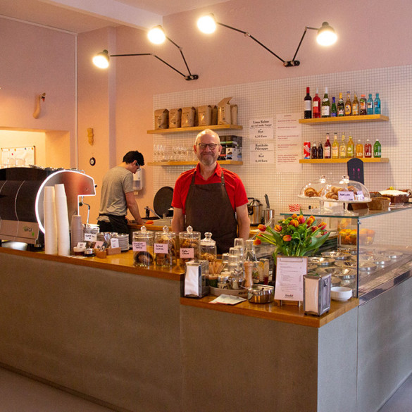 Szene im Café Dodo in Prenzlauer Berg, Inhaber Avi steht hinter dem Tresen.