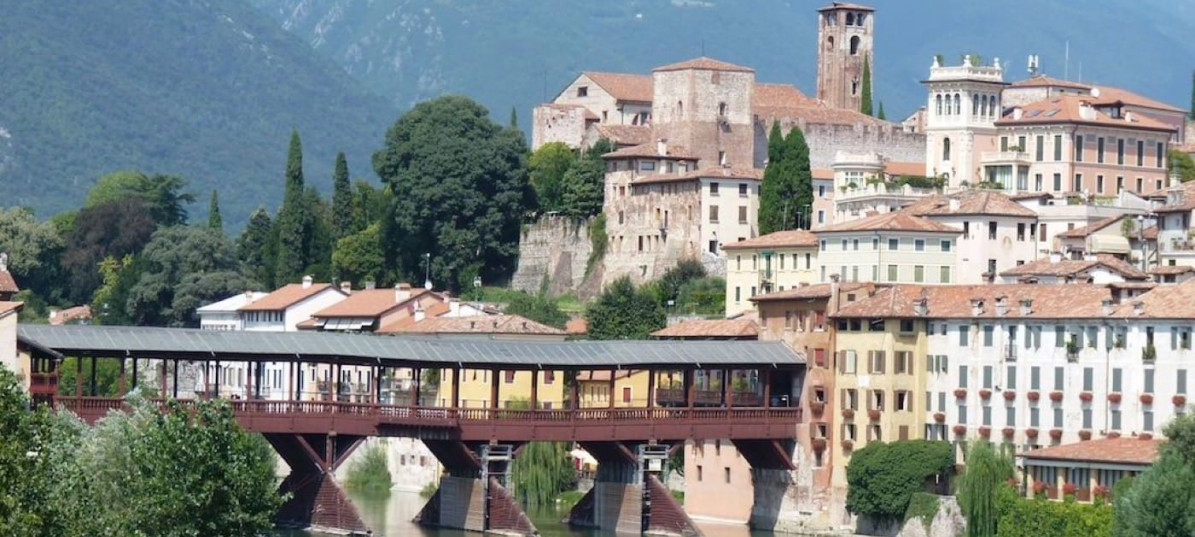 Brücke Degli Alpini in Bassano mit Blick auf die Altstadt und die Voralpen