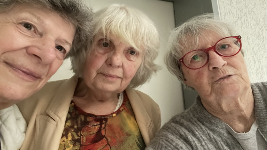 Drei Seniorinnen machen ein Selfie