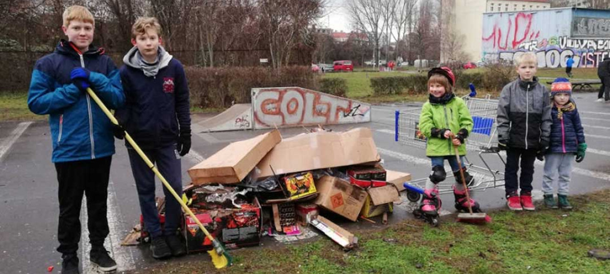 Kinder sammeln Müll in der Nachbarschaft