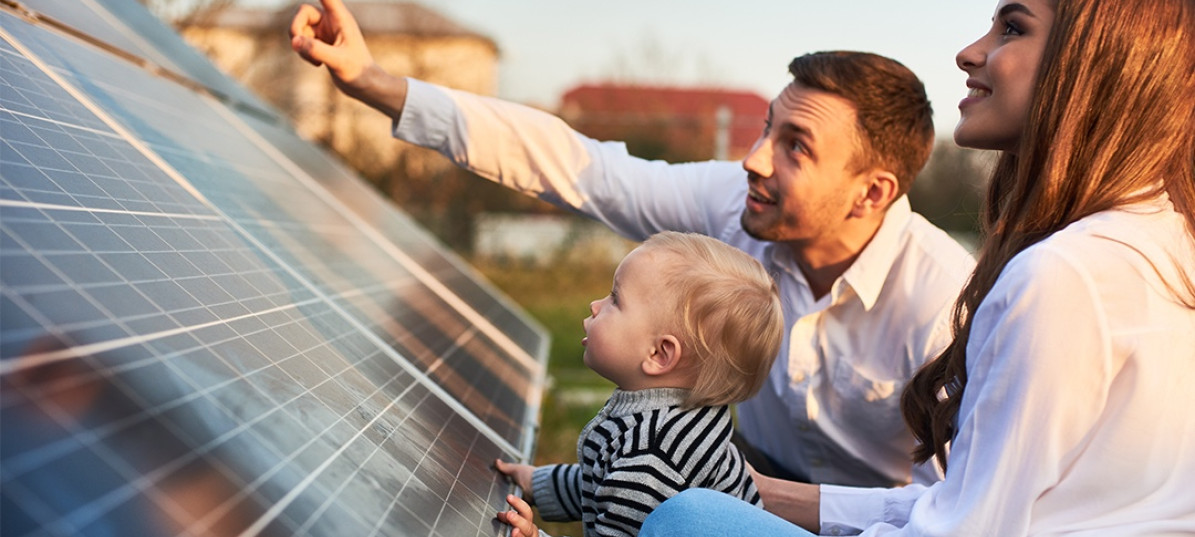 Eltern zeigen Kleinkind die Solaranlagen.