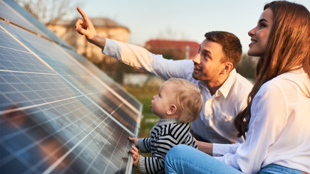 Eltern zeigen Kleinkind die Solaranlagen.