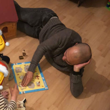 Oswald und zwei Nachbarskinder sitzen mit Spielsachen auf dem Fußboden