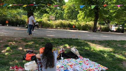 Picknick mit Nachbarinnen und Nachbarn im Park