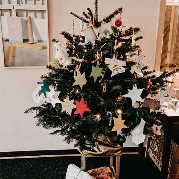 Am Weihnachtswunschbaum hängen schon 60 Wünsche.
