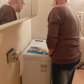 Ein Nachbar hilft beim Waschmaschine anschließen (Bild: privat)