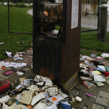Der Bücherschrank nach dem Brand