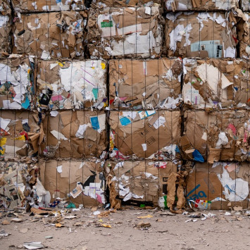 Gepresst und unsortiert wird Müll aus Europa in andere Länder verschifft (Bild: Alex Fu / Pexels)