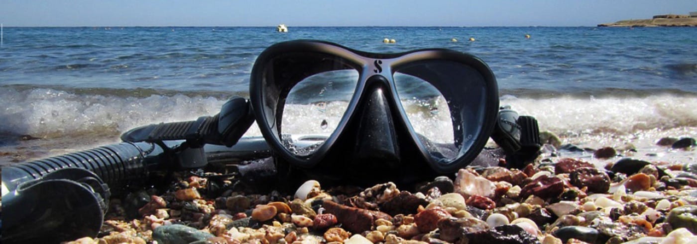 Schnorchel und Taucherbrille liegen am Strand