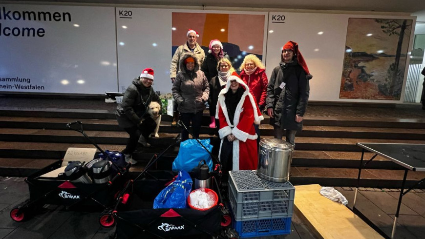 Das Team vom Giveback e.V. mit Bollerwagen, Essen und Trinken bei ihrer Weihnachtsaktion für obdachlose Menschen