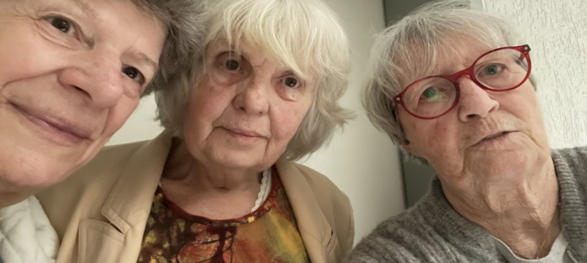 Drei Seniorinnen machen ein Selfie